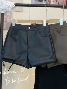 กางเกงขาสั้นทรงเอเอวสูงสำหรับผู้หญิง หนัง PU แฟชั่นสำหรับใส่กลางแจ้ง ฤดูหนาว 2024 กางเกงยีนส์ทรงเข้ารูป เอวยางยืด