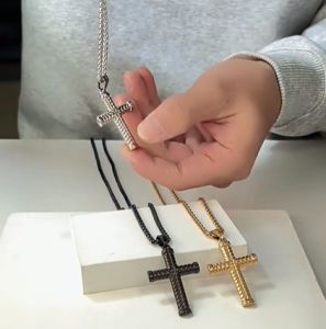 Kemstone จี้เครื่องประดับสร้อยคอเหล็กกล้าไร้สนิมข้ามชุบทองผู้ชายคลาสสิก