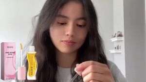 EELHOE  Minyak Bibir Pelembap Madu   Balsem Bibir Pelembap untuk Garis Bibir Anti-Kekeringan dan Mengelupas Minyak Bibir Menghidrat