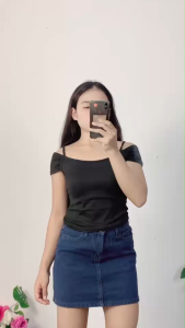 ชุดเซ็ตแฟชั่น  เสื้อยืดเปิดไหล่ + กระโปรงยีนส์สั้น ดีไซน์ทันสมัย