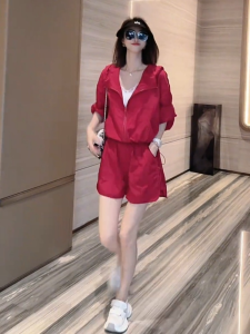 Shalldoer | ชุดกีฬาลำลองฤดูร้อน 2025 สำหรับผู้หญิง ชุดกันแดดสีแดง ชุดกางเกงขาสั้น ชุดสองชิ้น แฟชั่นสตรีท ชุดกันแดดแบบสวมหัว