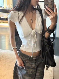 RedBeauty🌹เสื้อยืดคอวีแขนสั้นเซ็กซี่ดีไซน์ผูกเชือกสีขาวสำหรับผู้หญิง 2025 ฤดูร้อนใหม่