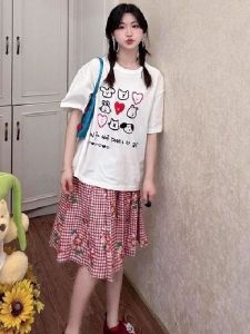 กระโปรงสั้นลายสก็อตสีแดงสไตล์อเมริกันย้อนยุค กระโปรงทรงเอเอวสูง ทรงหลวม ฤดูร้อน 2025 กระโปรงสั้นทรงเอแบบปรับได้สำหรับผู้หญิง