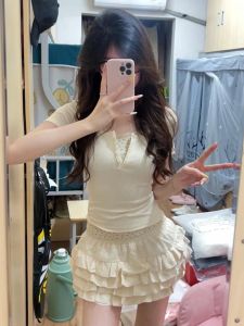 เสื้อทีเชิ้ตแขนสั้นไหล่ตรงสไตล์อ่อนโยนสีเบจสไตล์ฝรั่งเศสเสื้อตัวสั้นคอกว้างแบบปลอมสองชิ้นลายดอกไม้เล็กๆใส่ช่วงฤดูร้อนสำหรับผู้หญิงตัวเล็ก