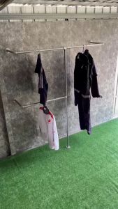 ราวติดผนังแบบมีเสากลาง 3 ช่อง ยาว 2 M สูง 2 M ทำจากท่อประปาชุบกัลวาไนซ์คาดน้ำเงิน ขนาด 6หุน