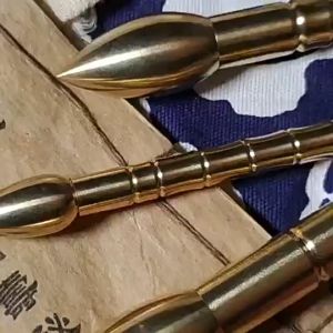 Bút văn xương bằng đồng phong thủy 3 cỡ: Dài 10cm đk 1.5cm 15cm đk 2cm 20cm đk 2.5cm có thể xoáy ren đầu bút