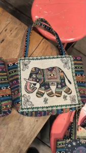 กระเป๋าถือผู้หญิง ทอลายช้าง มีซิปและซับใน ใส่ไอแพดได้