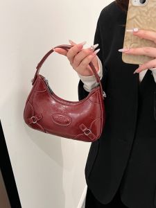 กระเป๋าสะพายข้างสีแดงหรูหราสำหรับผู้หญิง กระเป๋าสะพายข้างแบบสะพายข้างแบบลำลองสำหรับฤดูใบไม้ร่วงปี 2025 กระเป๋าสะพายข้างแบบมีซิปปิด