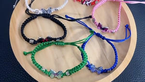 Ganten🍎Gelang Kepang Liontin Kupu-kupu Wanita yang Dapat Disesuaikan Gelang Serangga Sederhana dan Serbaguna COD