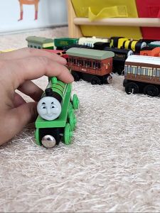 Đồ chơi Đầu xe lửa Thomas bằng gỗ chạy trên đường ray xe lửa gỗ