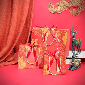 พร้อมส่ง ถุงกระดาษ Happy Time สีแดง/เขียว ลายดอกโบตั๋น พร้อมริบบิ้น2เส้น ใส่ของขวัญ ผ้าขนหนู ของรับไหว้ ถุงรับไหว้