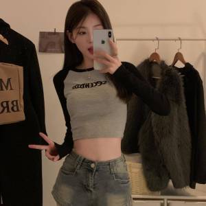 เสื้อยืดแขนยาวปักลายตัวอักษรสำหรับผู้หญิง ทรงสลิมฟิต ดีไซน์กระชับสัดส่วน ทรงสั้น เสื้อชั้นในสำหรับนักเรียน ฤดูใบไม้ร่วง 2024