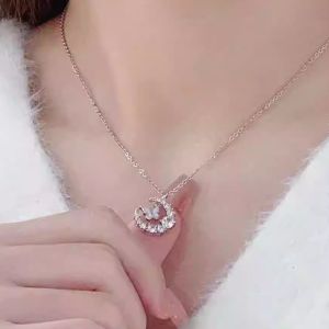 สร้อยคอผีเสื้อสุดหรูหราพร้อมดวงจันทร์และดาวสำหรับผู้หญิง เครื่องประดับแฟชั่นแบบเรียบง่ายสำหรับเพื่อนรัก เครื่องประดับโซ่กระดูกไหปลาร้า