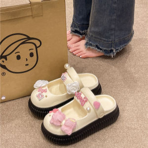 รองเท้าแตะแบบสวมพื้นหนาสำหรับผู้หญิงในช่วงฤดูร้อนที่โด่งดังระยิบระยับ รองเท้าแตะแบบสวมส้นสูงลายดอกไม้ปมก้างปลา กันลื่น รองเท้าแตะแบบใส่ได้สองทาง