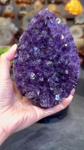 🇲🇾💯ready stock in malaysia 🐲dragon egg amethyst in high quality dark purple🔮天然乌拉圭紫晶龙蛋 光泽透亮紫度深美 全绿+黄幽灵包边 🆓附送: 特制实木底座  龙蛋高: 14.5cm  宽: 9x8cm  净重: 1.3kg 含底座高: 18.5cm  底座宽: 12x13cm  总重: 1.6kg