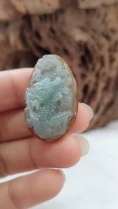 J250 หยกพม่าเจไดท์ Type A แกะมังกร แกะสลักมือ สีน้ำผึ้งอมเขียวขาว เนื้อวุ้น