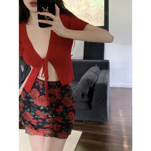 เสื้อคาร์ดิแกนถักคอวีแขนสั้นทรงเข้ารูปสีแดงสำหรับผู้หญิงในช่วงฤดูร้อน ดีไซน์ใหม่ ดีไซน์เก๋ไก๋ แขนสั้น ทรงเข้ารูป แขนสั้น เสื้อผ้าทำงาน