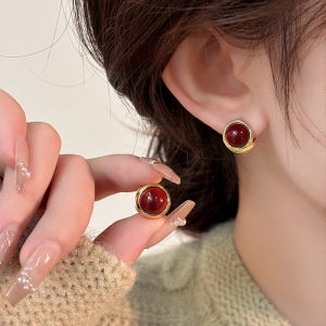 ต่างหูไข่มุกสีแดงสไตล์ฮ่องกงสำหรับผู้หญิง 2025 ต่างหูแฟชั่นแบบใหม่ ต่างหูคุณภาพสูง ฤดูใบไม้ร่วง/ฤดูหนาว เครื่องประดับ