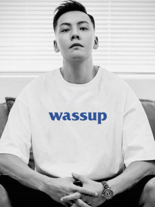 เสื้อยืดแขนสั้นผู้ชาย WASSUP สไตล์ฮิปฮอป สวมใส่สบาย คอกลม ทรงหลวม ระบายอากาศได้ดี เสื้อผ้าทำงาน สวมใส่สบาย ฤดูร้อน 2025