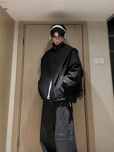 แจ็คเก็ตบินสีแดงสำหรับผู้ชาย แจ็คเก็ตเบสบอลสไตล์อเมริกัน ทรงหลวม ปกตั้ง แขนยาว แจ็คเก็ตฤดูใบไม้ร่วง แจ็คเก็ตบิน