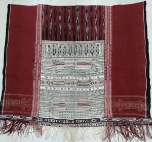 Ulos ragi hidup/paccamot/pinuncaan pakaian adat Batak toba