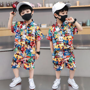 ชุดเด็กชายฤดูร้อน 2025 ชุดสองชิ้นสไตล์ฮ่องกงบางๆ สำหรับเด็กผู้ชาย ชุดเสื้อเชิ้ตดอกไม้สุดเท่ เสื้อแขนสั้นและกางเกงขายาว