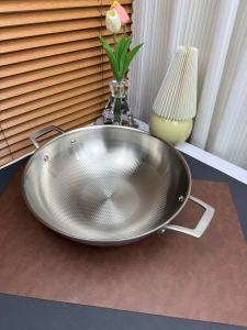 High-End 30cm Thickened 18/10 Stainless Steel Non-coated 3D Honeycomb Wok for Home Use Less Oil Smoke Easy to Clean