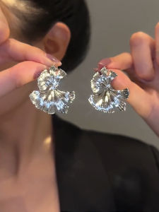 Exaggerated Design Ginkgo Leaf Fancy Personalized Earrings 2023 New Arrival Tide Temperamental Minority Metal Stud Earrings Ornament