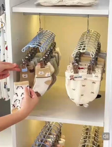 Móc phơi đồ 20 kẹp nhỏ gọn sản xuất từ vật liệu chống ăn mòn và gỉ sét giúp quần áo khô nhanh chóng là giải pháp tối ưu cho việc phơi đồ trong điều kiện thời tiết ẩm ướt