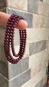 Vòng Tay Chuỗi Nữ Đá Garnet Đỏ Rượu quấn 3 vòng size hạt 4mm các Chị Em Phụ Nữ đeo lên tay xinh đẹp may mắn có 550k ạ