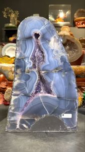 JB direct from kilang 100%natural agate amethyst geode crystal cave 💦风水五行“金+火” 💯天然玛瑙紫晶洞 全蓝纹玛瑙+方解石💰 洞里紫水晶结晶+钛晶共生✅ 顶部晶体带有一颗橘色方解石小簇❤️ (如定制实木底座另加RM60⬅️双喜福利价) 高height: 34cm 宽width: 22.5x13cm 洞深hole: 1.8cm 重weight: 11kg