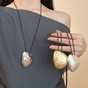 Long Geometric Irregular Black Leather Rope Pendant Necklace Womens High-End Feel Fashionable Sweater Chain 2025 Trend