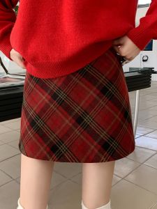กระโปรงสั้นทรงเอเอวสูงลายสก็อตสีแดง กระโปรงทรงเอผ้าขนสัตว์ไซส์ใหญ่สำหรับฤดูใบไม้ร่วงและฤดูหนาว กระโปรงสั้นทรงเอสำหรับผู้หญิงไซส์ใหญ่
