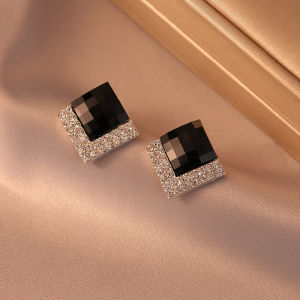 Elegant Black Diamond Geometric Hoop Earrings for Women Clip-On No Piercing Required Fashionable Luxury Sensation