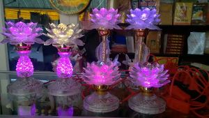 [HCM]Cặp đèn hoa sen trắng chân cao chớp bảy màu cao 20cm-Có video sản phẩm