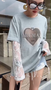 เสื้อยืดโอเวอร์ไซส์ คอกลม ดีไซน์โดดเด่นด้วยแขนซีทรูผ้าลูกไม้ปักลายดอก. ลายหัวใจพิมพ์บนผ้าเพิ่มความหวานให้กับชุด. เหมาะสำหรับผู้ที่ชื่นชอบสไตล์ที่ผสมผสานความเรียบง่ายกับความสวยงาม. ดีไซน์พิเศษ คอกลมให้ความสบายและคลาสสิก แขนซีทรูผ้าลูกไม้เพิ่มความน่ารัก