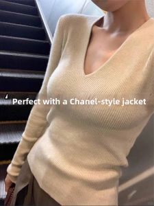 Slim Fitting V-Neck Spring Knit Top