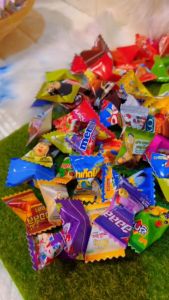 เหรียญโปรยทานซองลูกอม แบบคละลาย 1 ชุดพับได้ 105 เหรียญ สดสดสด กระดาษโฟโต้เงา พร้อมอุปกรณ์ กระดาษพับเหรียญ สีสด ทรงสวย