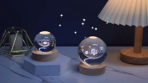 โคมไฟลูกแก้ว 3D LED USB ตั้งโต๊ะ คริสตัล6cm ไฟกาแลคซี่ไฟดาว ของขวัญวันเกิด ไฟหัวเตียง ไฟแต่งห้องห้องนอน แจกปีใหม่