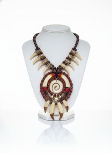 Kalung Tribal Liontin Spiral Manik Kayu & Taring Imitasi – Kalung Etnik Unik