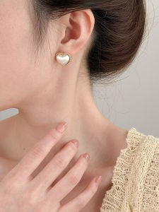 Elegant Heart Shaped Gold Edge S925 Sterling Silver Needle Ear Studs Womens Fashion Jewelry Unique High-End Sensation Earrings