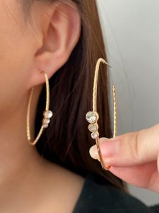 ต่างหูเพชรสไตล์เกาหลีสำหรับผู้หญิง ดีไซน์เรียบง่าย สไตล์ย้อนยุค สัมผัสระดับไฮเอนด์ ใหม่ล่าสุด ช่วยกระชับหน้า เครื่องประดับแฟชั่นสำหรับนักเรียน