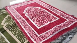 Sajadah Chenille Rajut Warna-Warni Desain Eksklusif Tipis Uk.70x110