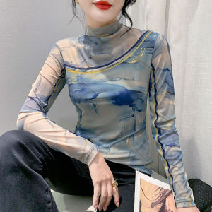 เสื้อทีเชิ้ตแขนยาวผ้าตาข่ายคอสูงปานกลางมีออร่าเสื้อตัวในพิมพ์ลายมัดย้อมใส่ด้านในแฟชั่นสไตล์ตะวันตกแบบใหม่ฤดูใบไม้ร่วงและฤดูหนาวสำหรับผู้หญิงเสื้อแฟชั่น