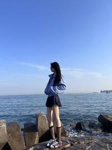 กระโปรงสั้นทรงเอสีดำสำหรับผู้หญิงในฤดูใบไม้ร่วง ทรงเข้ารูป กระโปรงสั้นทรงเอสุดเซ็กซี่ สไตล์สตรีทแวร์สุดเก๋