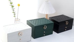 กล่องใส่เครื่องประดับ PUหนังคลาสสิก+ซับในผ้าฟลอคอิง 3 ชั้น ลิ้นชัก 2 ชั้น มัลติฟังก์ชั่น จุขนาดใหญ่ มีตัวล็อก ที่เก็บเครื่องประดับ มือถือพร้อมส่ง