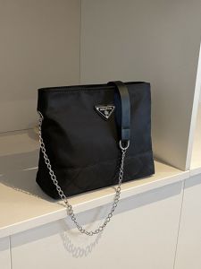 Fashionable Large Capacity Womens Shoulder Bag 2024 New Style Chain Tote Bag Commuter Bag Trendy Handbag Soft Material