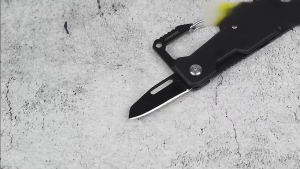 กลางแจ้ง Multi Funct Mountaineering BUCKLEที่เปิดขวดแบบพกพาความแข็งสูง Camping MINI Pocket พับมีดขนาดเล็ก EDC เครื่องมือ