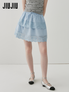 กระโปรงสั้นทรงเอเอวสูงสไตล์ฝรั่งเศสผ้าลูกไม้ตัดต่อสำหรับผู้หญิง ฤดูใบไม้ผลิ 2025 กระโปรงทรงดอกไม้กระโปรงสั้นทรงเอเข้ารูปแฟชั่นใหม่