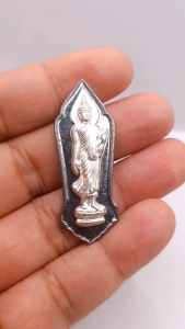 B059 จี้พระ ปางลีลา 25 พุทธศตวรรษ เนื้อชิน หน้ากาก เงิน พระพุทธชยวันตี ปี 2500 ขนาด 2.0X5.0 ซม.